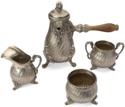 un ensemble de quatre pièces en métal argenté comprenant une théière, un sucrier et un pot à crème