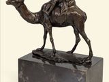 statue en bronze représentant un homme à dos de chameau, posée sur un socle en marbre