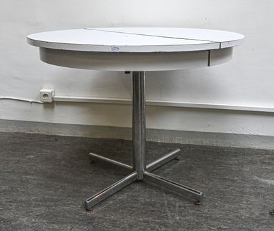 Table sur piètement chromé, le plateau en formica blanc à al…