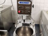 une photo d'un mixeur professionnel dans une cuisine professionnelle