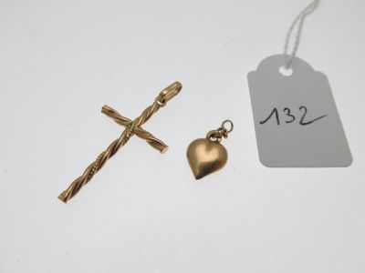 un gros plan d'une croix et d'un cœur posés sur une table
