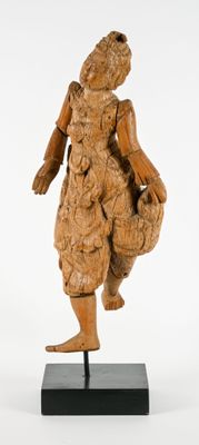 Sujet en bois représentant une danseuse.