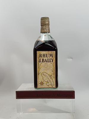 une bouteille de rhum posée sur une boîte transparente
