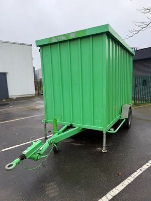 Roulotte de chantier aménagée sur remorque comprenant un évi…