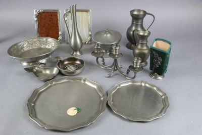 des objets en métal argenté posés sur une table, à côté d'un livre et d'autres objets