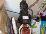 une machine posée sur le sol à côté d'une boîte