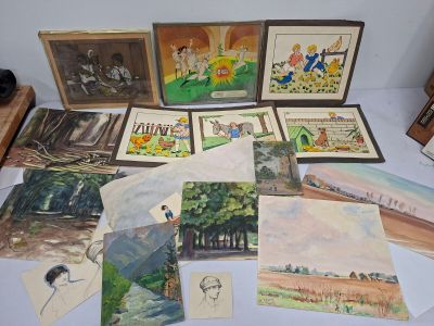 beaucoup de cartes et de photos sur la table