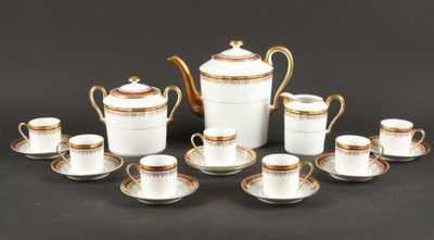une image représentant un ensemble de tasses à café et de soucoupes posées sur une table