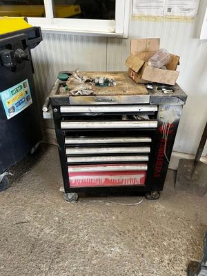 un établi contenant beaucoup d'outils