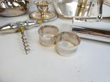 une table sur laquelle se trouvent des objets en argent et un décapsuleur
