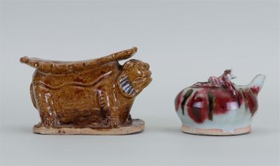 deux figurines en céramique représentant des animaux, placées l'une à côté de l'autre