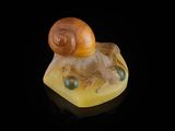 une image représentant un escargot posé sur un morceau de savon