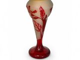 un vase en verre avec un motif rouge et blanc