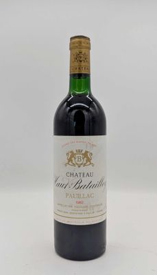 gros plan d'une bouteille de vin sur une surface blanche
