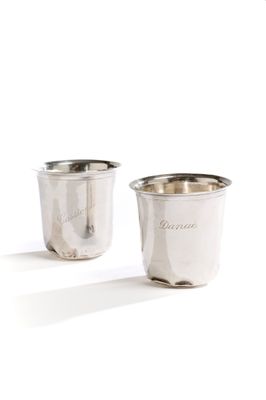 paire de tasses en métal argenté avec des noms gravés sur les côtés