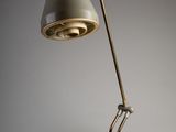gros plan d'une lampe sur une table à fond blanc