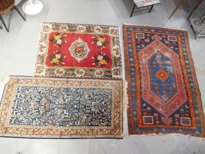 Trois tapis sont disposés sur le sol dans une pièce.