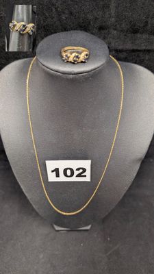 un collier et une bague présentés sur un mannequin