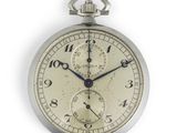 un gros plan d'une montre de poche en argent sur fond blanc