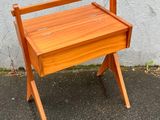 une petite table en bois avec un tiroir