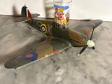 un avion jouet posé sur une table