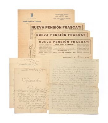 un ensemble de vieilles lettres et de documents comportant des inscriptions manuscrites