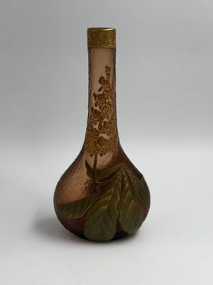 une image représentant un vase en verre orné d'une fleur