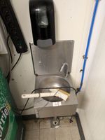 Lave-mains en inox avec distributeurs de savon et de papier