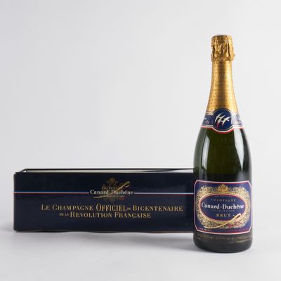 une bouteille de champagne et une boîte de chocolats
