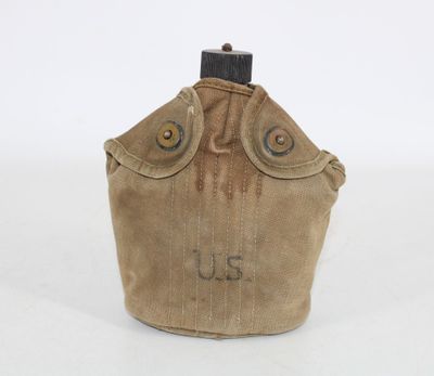 an image of a small bag with a us army insignia on it
