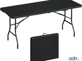 La table est noire et il y a une valise dessus.