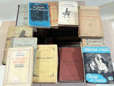 plusieurs livres empilés sur une table
