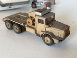 un camion miniature posé à côté d'un autre camion miniature