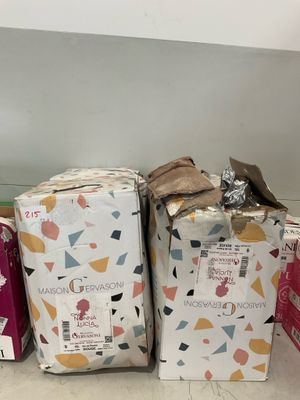 de nombreuses boîtes de papier toilette posées par terre