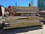 un tas de bois posé par terre devant un bâtiment