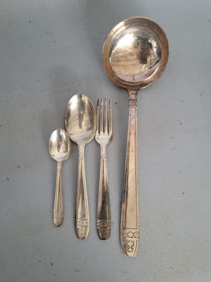 une cuillère, une fourchette et un repose-cuillère posés sur une table