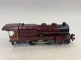 un petit train posé sur une surface blanche