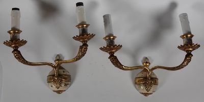 PAIRE D'APPLIQUES en laiton partiellement laqué et doré à de…