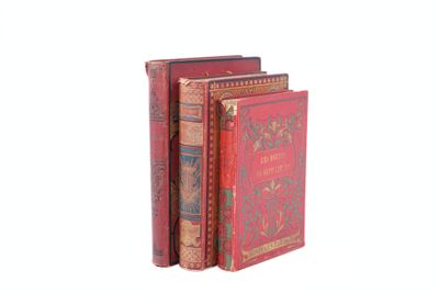 trois livres sont empilés sur une surface blanche