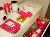 Plusieurs sachets de nourriture rose sont posés sur un plan de travail, à côté d'un mixeur