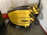 un gros plan d'une machine jaune et noire dans un garage