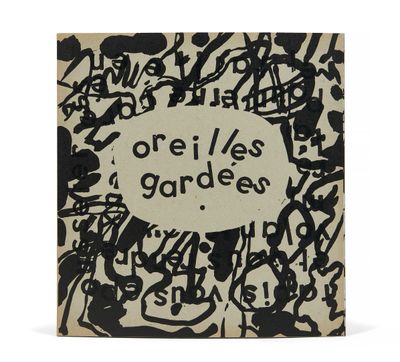 une photo en noir et blanc d'un livre sur lequel on peut lire quelque chose