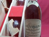 une bouteille de vin dans un coffret en bois sur une table