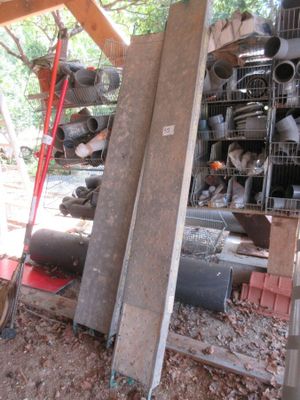 un tas de tuyaux métalliques dans un hangar