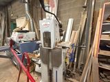 une machine qui se trouve à l'intérieur d'un bâtiment