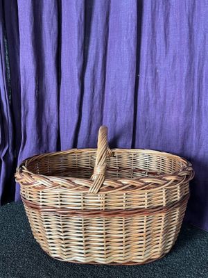 un panier en osier posé par terre