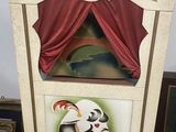 une statue représentant un clown sur laquelle figure une image