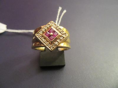 234.54 - Bague EN OR 18k + Rubis Calibres ET Roses DE Diaman…