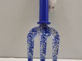 a blue and white fork with a blue handle on it