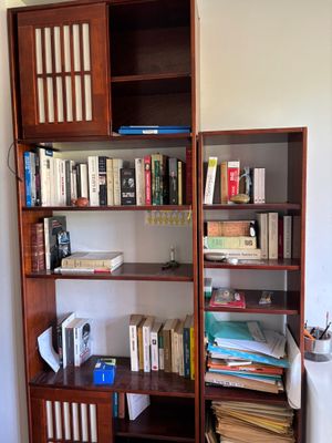 une bibliothèque sur laquelle sont posés tout un tas de livres